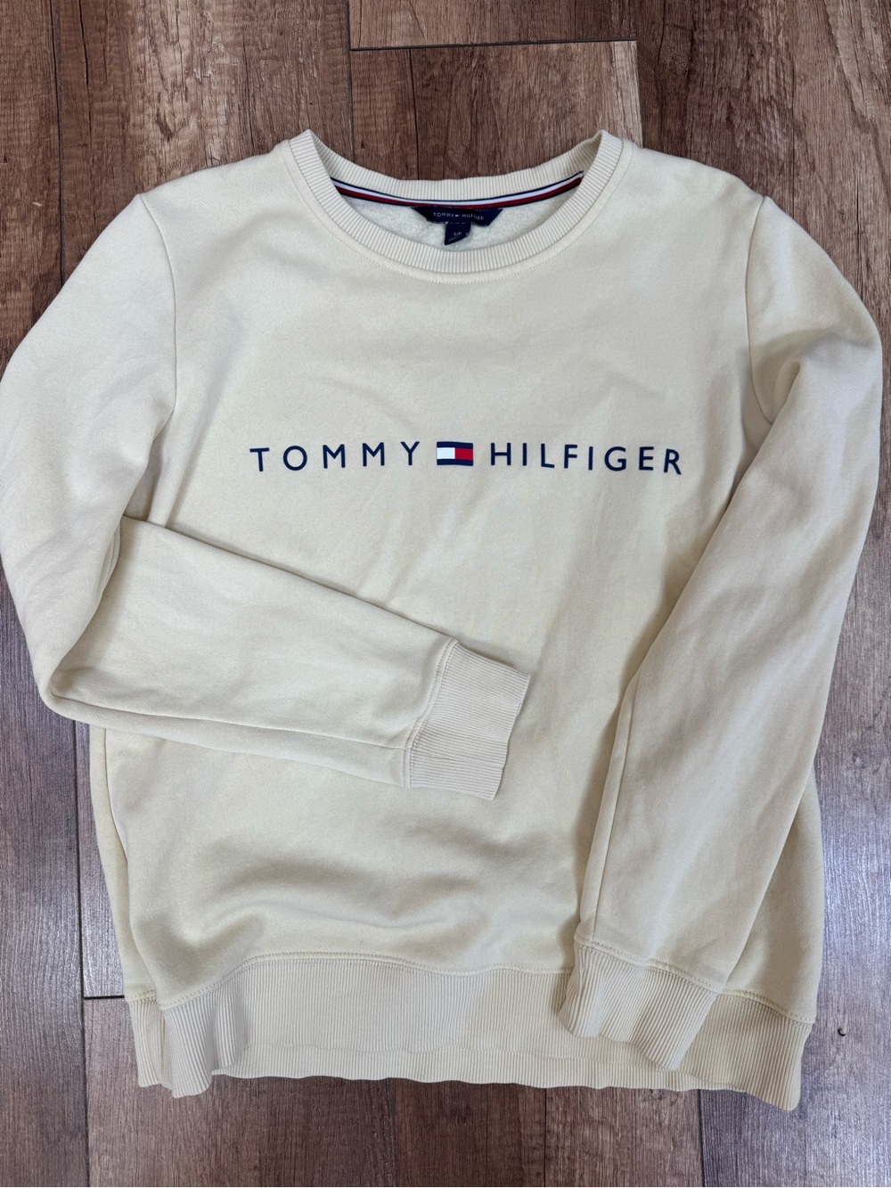 90s Butter Mom yellowTommy Hilfiger Butter Yellow Crewneck with Signature Trim
